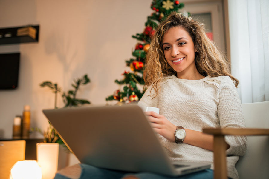 junge Frau blickt auf Laptop