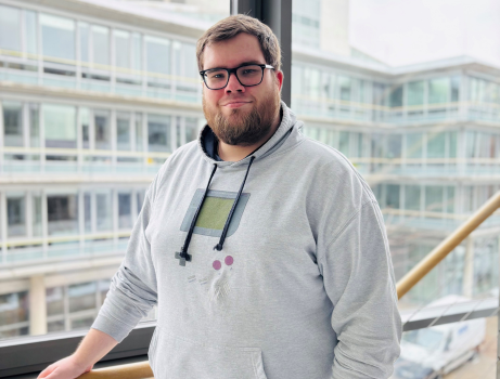 Bild eines Azubis am Fenster