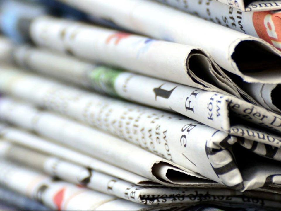 Gestapelte Zeitungen.