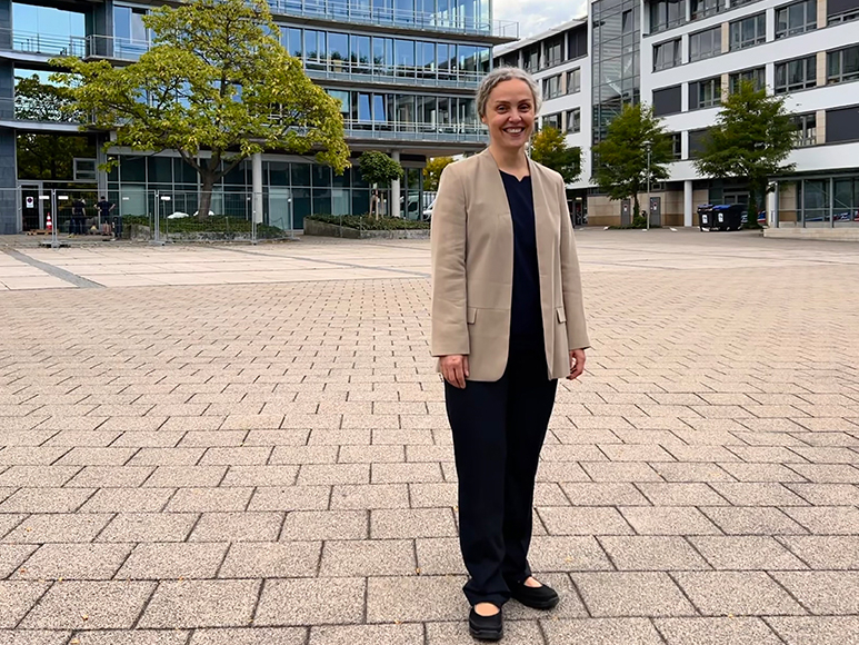 Die Geschäftsführerin steht vor dem Hauptgebäude der SWH