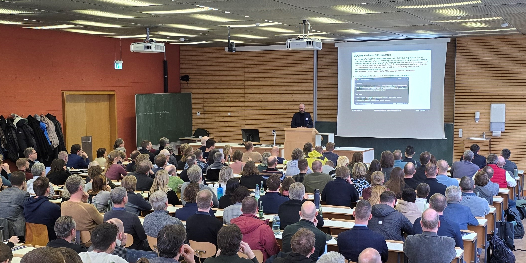 Mike auf Bühne in Hörsaal